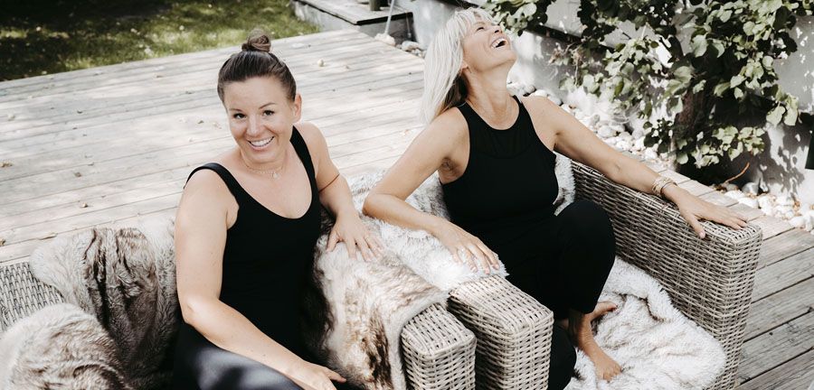 zwei Damen sitzen im Garten